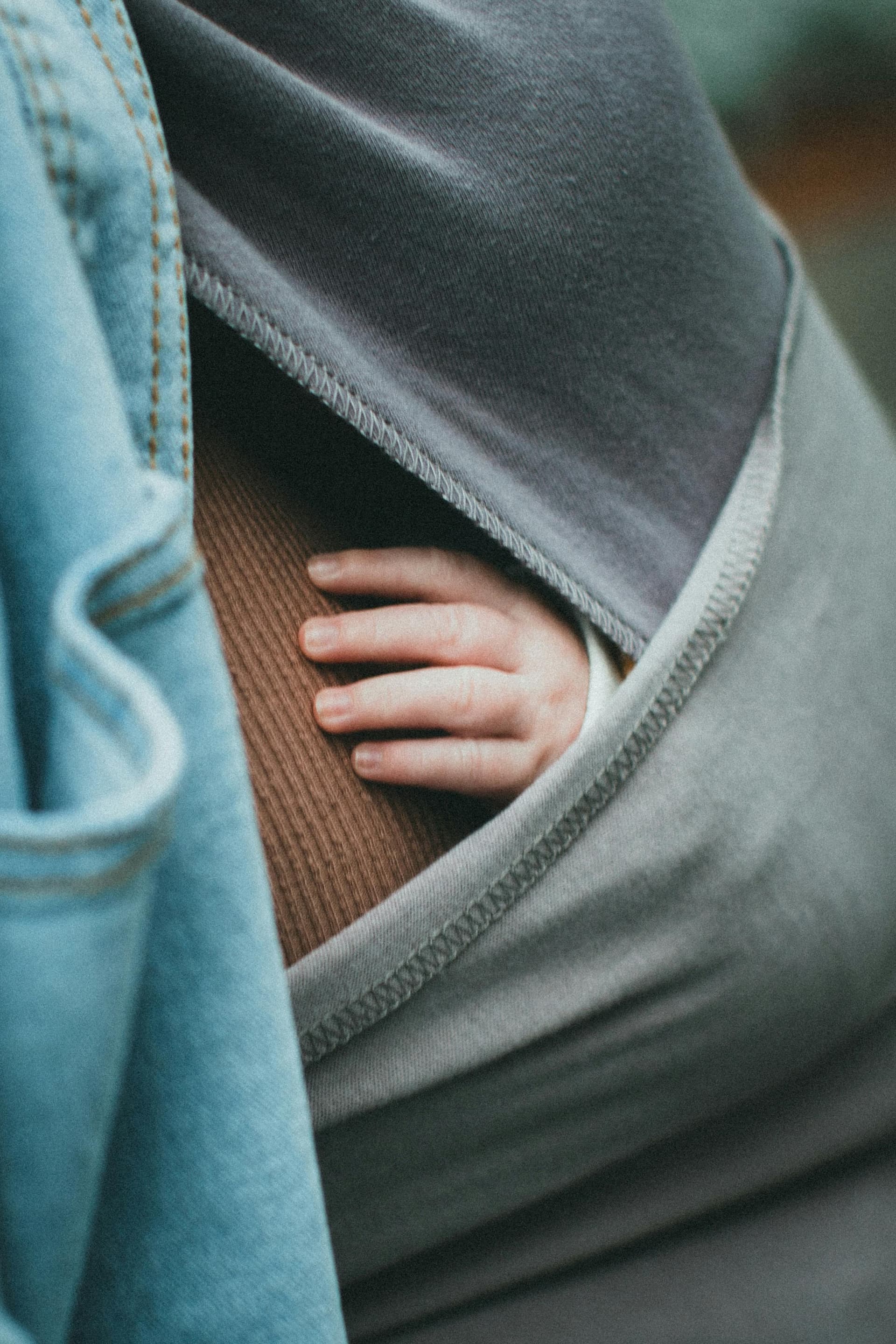 Comment Bien Utiliser un Porte Bébé Dès la Naissance pour le Bien-être de Bébé